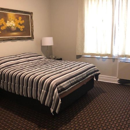 Royal Hotel Flin Flon Bagian luar foto