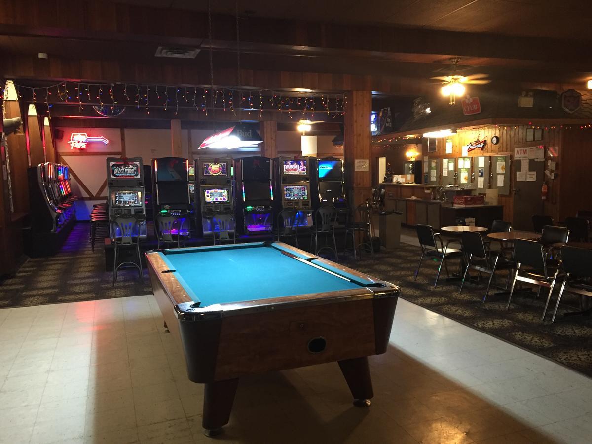 Royal Hotel Flin Flon Bagian luar foto
