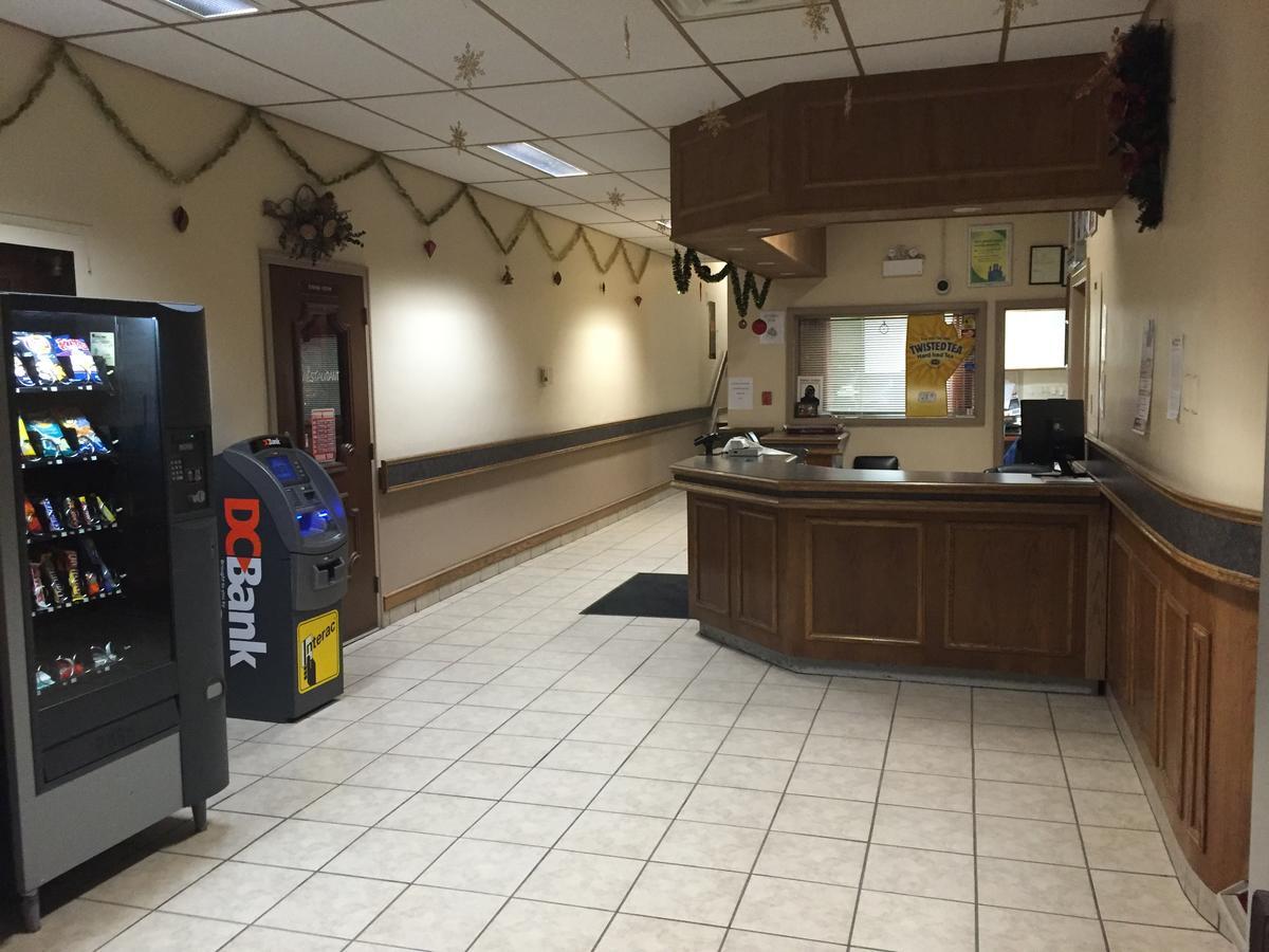 Royal Hotel Flin Flon Bagian luar foto