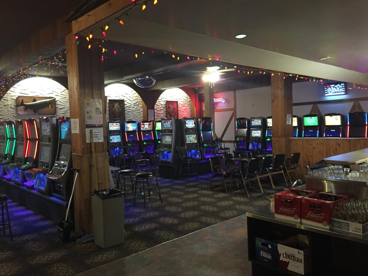 Royal Hotel Flin Flon Bagian luar foto