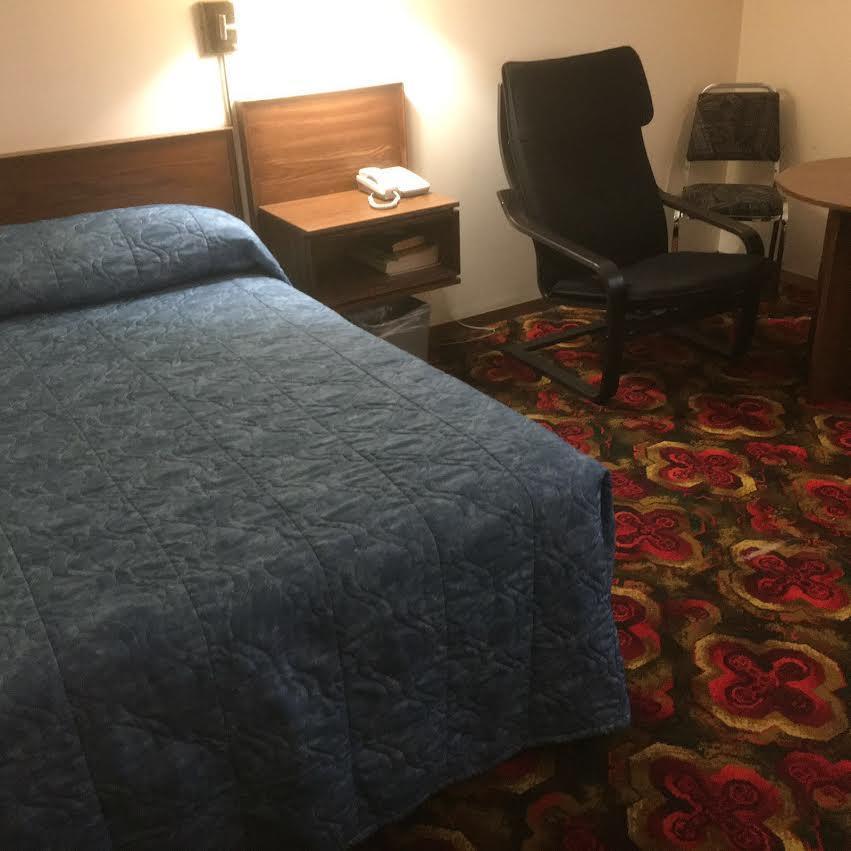 Royal Hotel Flin Flon Bagian luar foto