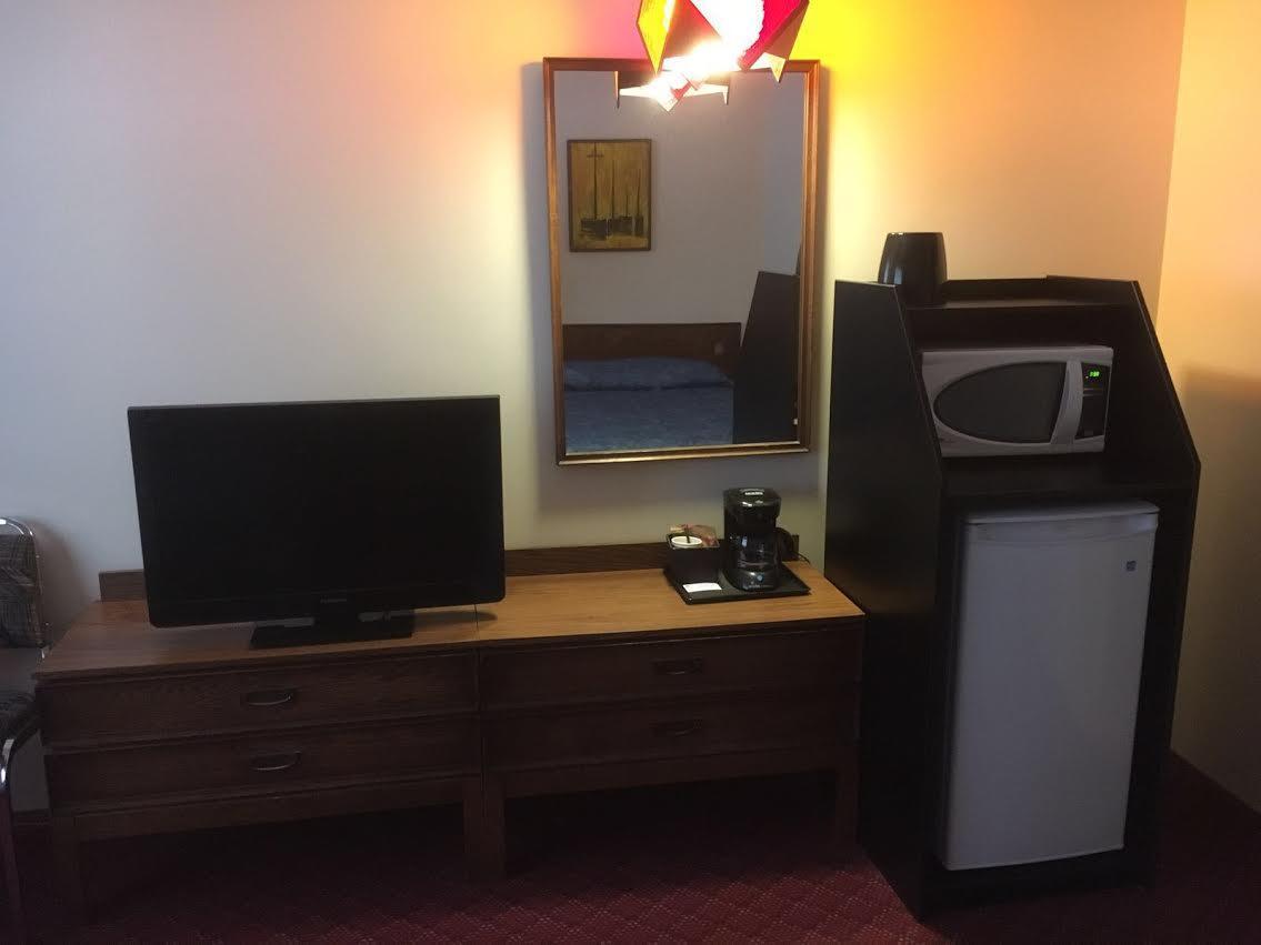 Royal Hotel Flin Flon Bagian luar foto