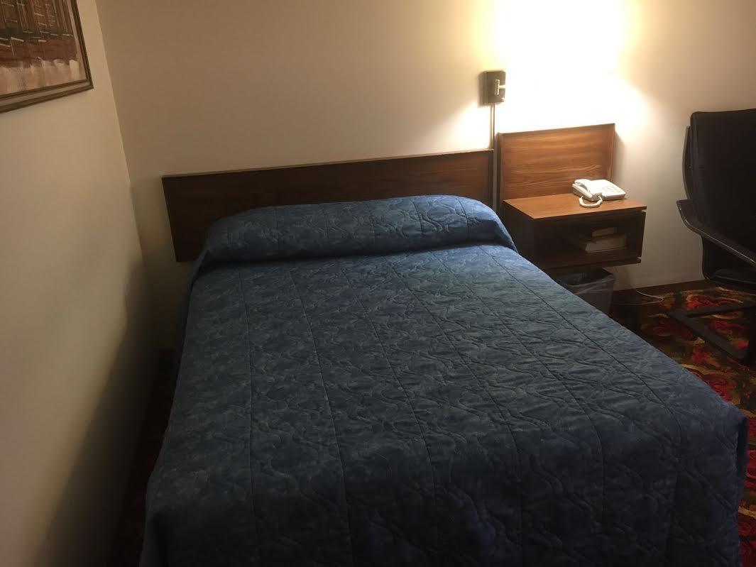 Royal Hotel Flin Flon Bagian luar foto