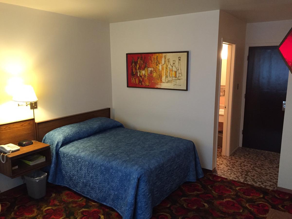 Royal Hotel Flin Flon Bagian luar foto