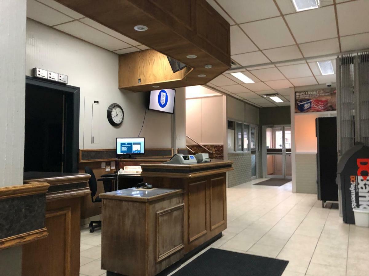 Royal Hotel Flin Flon Bagian luar foto