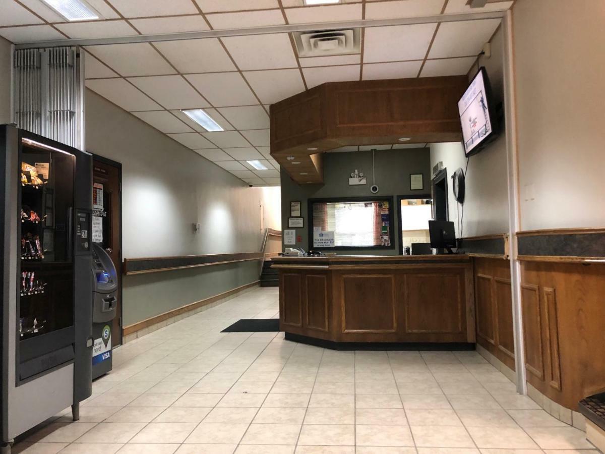 Royal Hotel Flin Flon Bagian luar foto