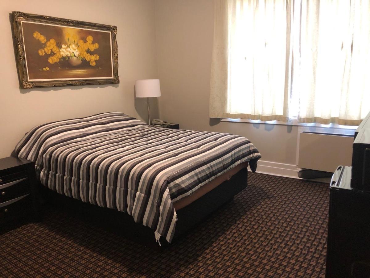 Royal Hotel Flin Flon Bagian luar foto