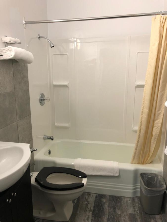 Royal Hotel Flin Flon Bagian luar foto